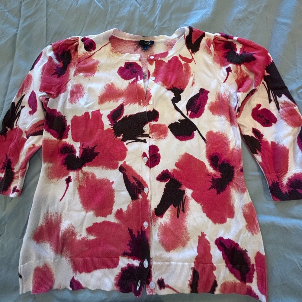 Light weight spring cardigan with 3/4 sleeves. Work casual spring floral design.